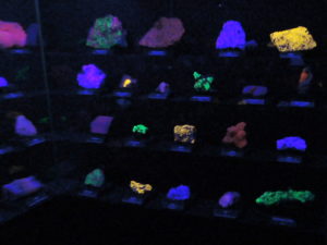 Lumineszierende Minerale unter UV-Licht
