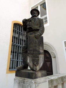 Statue eines Bergmanns mit dem Freiberger Stadtwappen