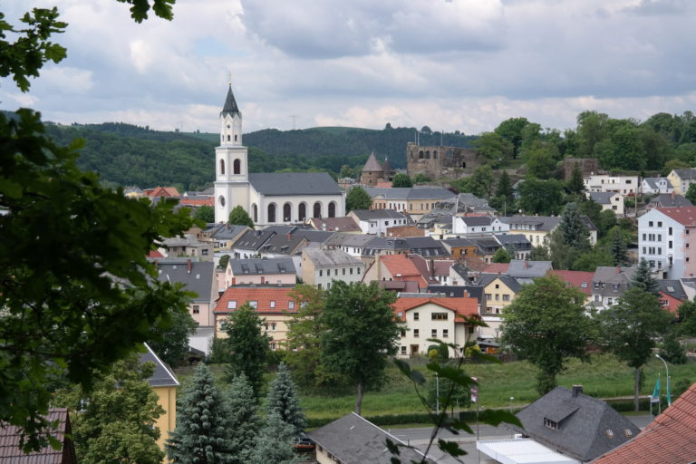 Blick auf Elsterberg mit Kirche und Burgruine
