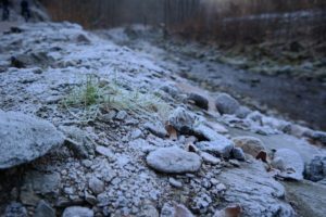 vereiste Flussufer der Roten Weißeritz