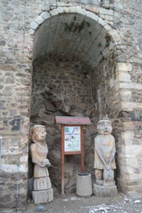 Holzfiguren im Schlosshof Klippenstein