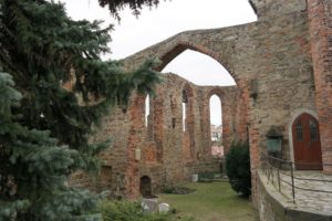 Nikolaifriedhof mit Kirchruine