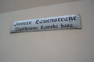 zweisprachiges Straßenschild in der Oberlausitz