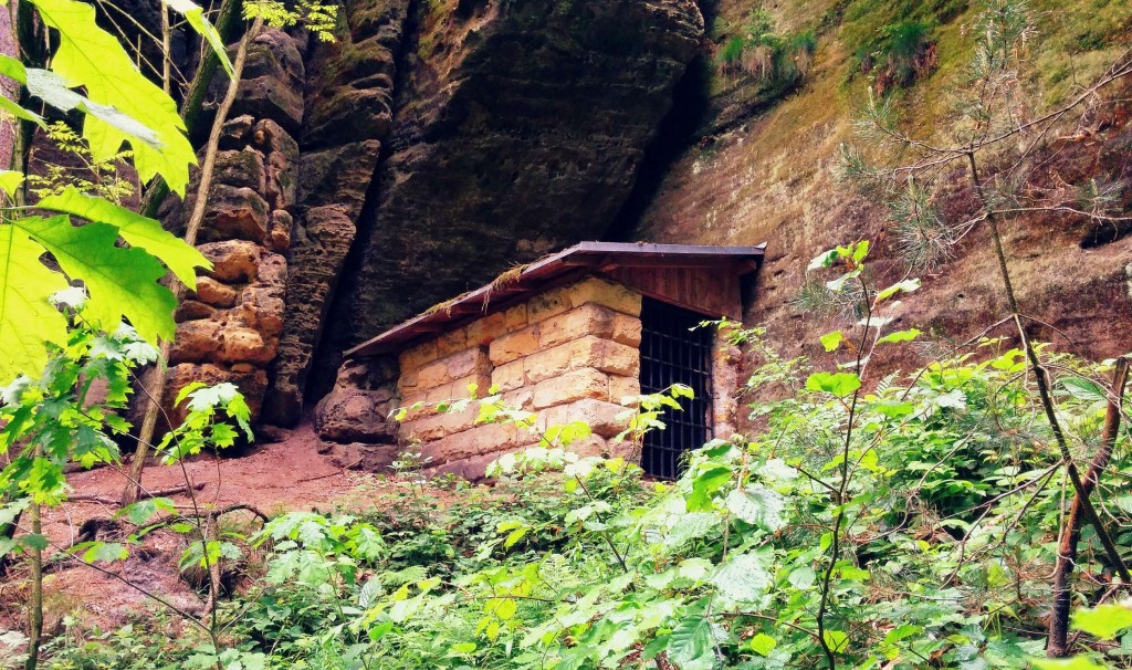 Kleine Steinhütte am Wildschützensteig