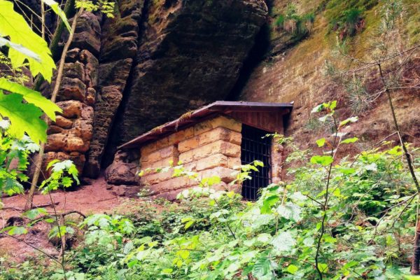 Kleine Steinhütte am Wildschützensteig