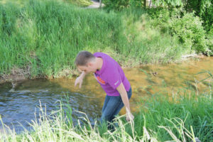 Bachwasser kann ganz schön kalt sein.