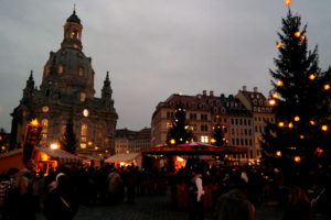 Historischer Weihnachtsmarkt vor der Frauenkirche in Dresden