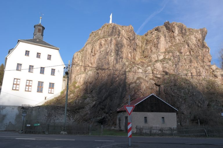 Felssporn mit Burgruine und Rathaus