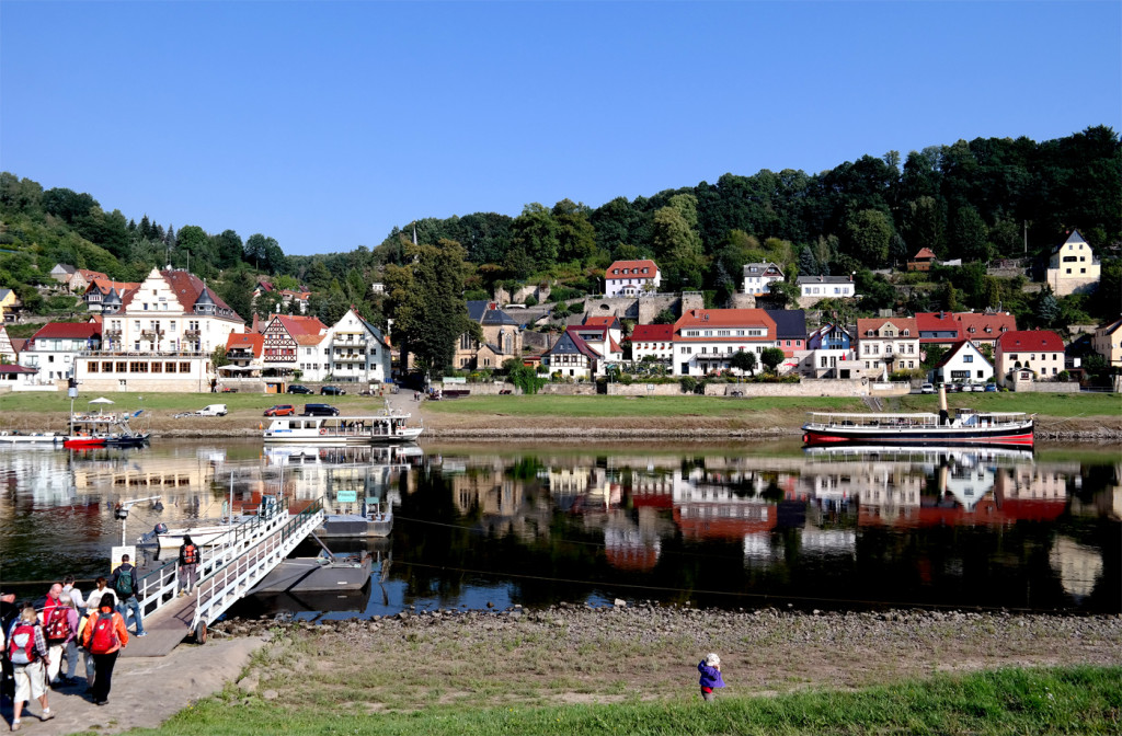 Blick auf Wehlen am Fähranleger