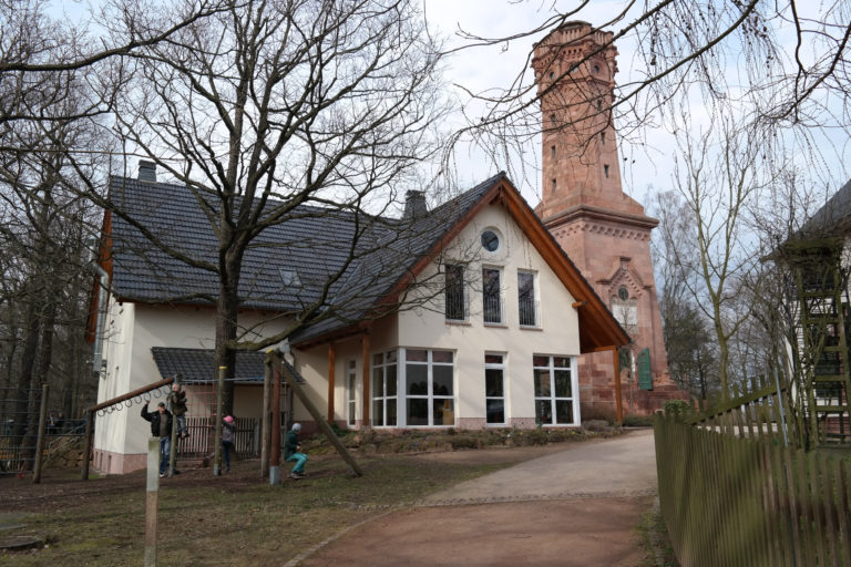 Friedrich-August-Turm mit Gaststätte auf dem Rochlitzer Berg