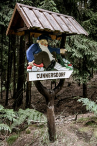 holzgeschnitzte Wegweiser nahe Cunnersdorf