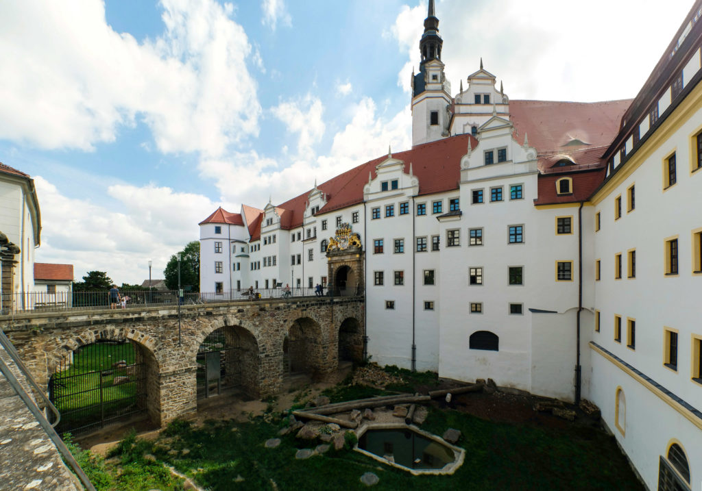 Eingang mit Bärenfang des Schloss Hartenfels
