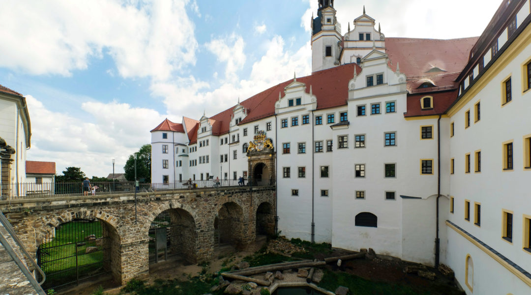 Eingang mit Bärenfang des Schloss Hartenfels