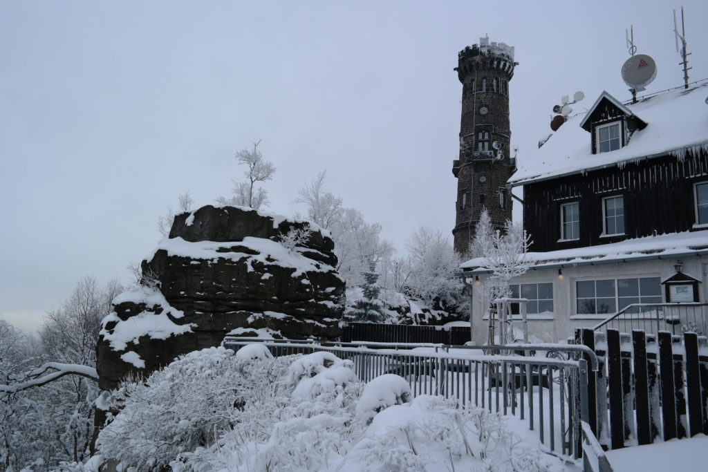 Aussichtsturm auf dem Hohen Schneeberg mit Gaststätte