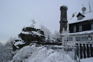 Aussichtsturm auf dem Hohen Schneeberg mit Gaststätte