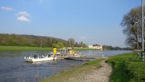 Elbfähre nahe Schloss Pillnitz