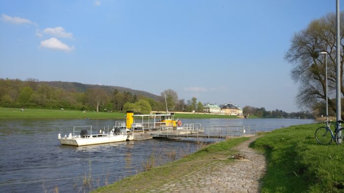 Elbfähre nahe Schloss Pillnitz