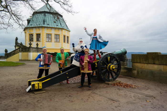 Kanone der Festung mit der barocken Friedrichsburg im Hintergrund
