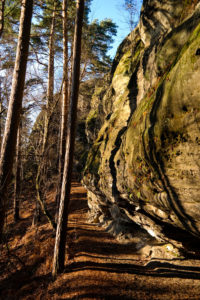 Wanderweg entlang von Kletterfelsen