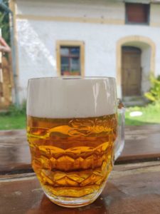 ein genüssliches Bier in uriger Umgebung