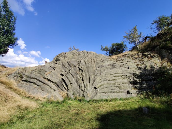 Der imposante Basaltfächer auf dem Hirtstein