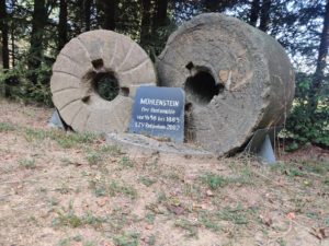 Alte Mühlensteine der Reisigmühle nahe Reitzenhain